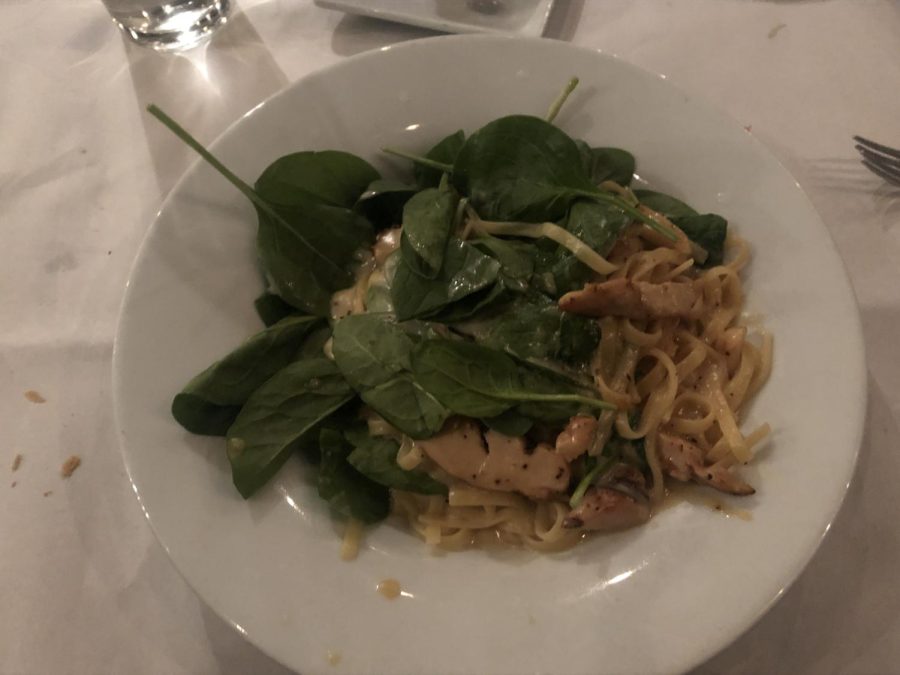 Create your own dish with fresh spinach, roasted garlic and tomato, roasted chicken, alfredo sauce, and fettuccine pasta.