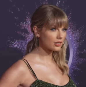 Taylor Swift at the 2019 AMA’s, the night she won the “Artist of the Decade” title.
