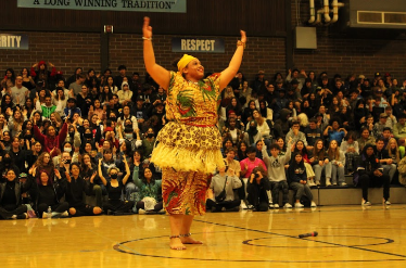 An African dance performed by Fenix drum and dance company.
