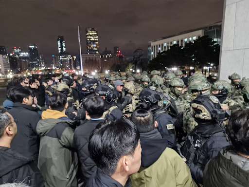 South Korean soldiers outside the National Assembly building in Seoul, shortly after the declaration of martial law. PC: mujjingun/Wikimedia Commons
