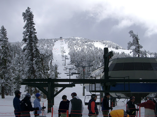 This is “Heavenly'' ski lift located in Lake Tahoe, California. PC: Wikimedia Commons
