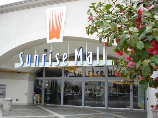 The main entrance of the Sunrise Mall, Citrus Heights, CA. PC: Wikimedia Commons

