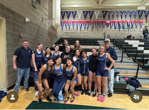 From left to right: Johnny Guest, Catherine Bland, Laurel Harms, Magabi Tale-Tzapinol, Caitlin Cox, Basskal Qarmount, Bella Ayers, Sawyer Winkel, Stacy, Elisha Glenn, Alivia Grossman, Ashley Martinez, Mia Nett, Dillan Starkey, Patrick Bussey. PC: Oakmont Girls Wrestling
