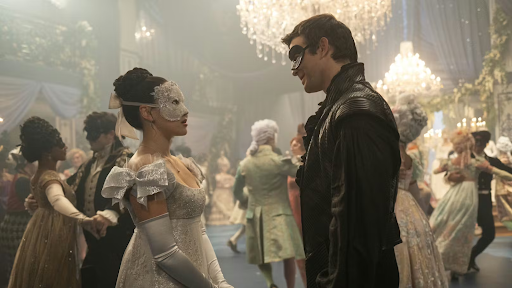 Mr. Benedict Bridgerton and the mysterious “lady in silver” conversing at the masquerade ball. PC: Heute.at
